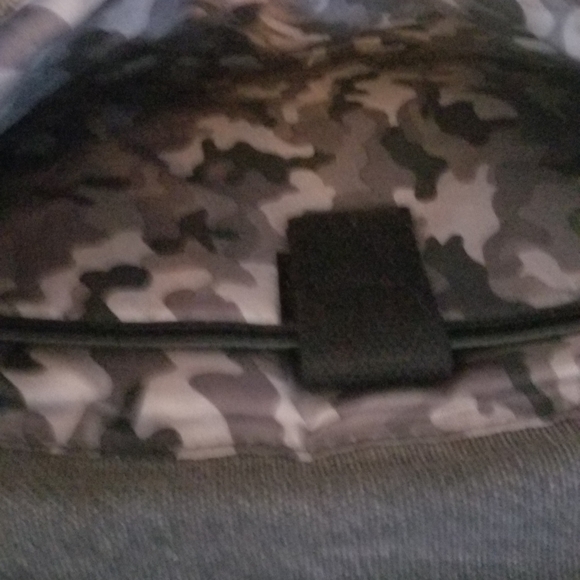 Kenneth Cole Reaction messenger bag. - Picture 4 of 4